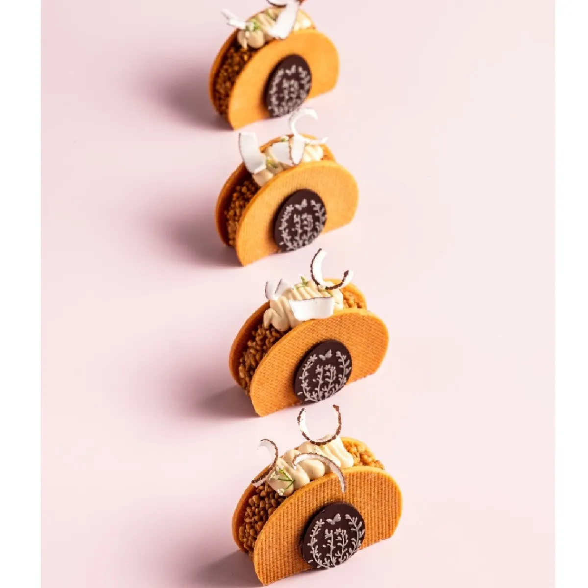 Dobla Chocoladedecoratie Paasei met Bloemenveld (144 stuks) Clearance